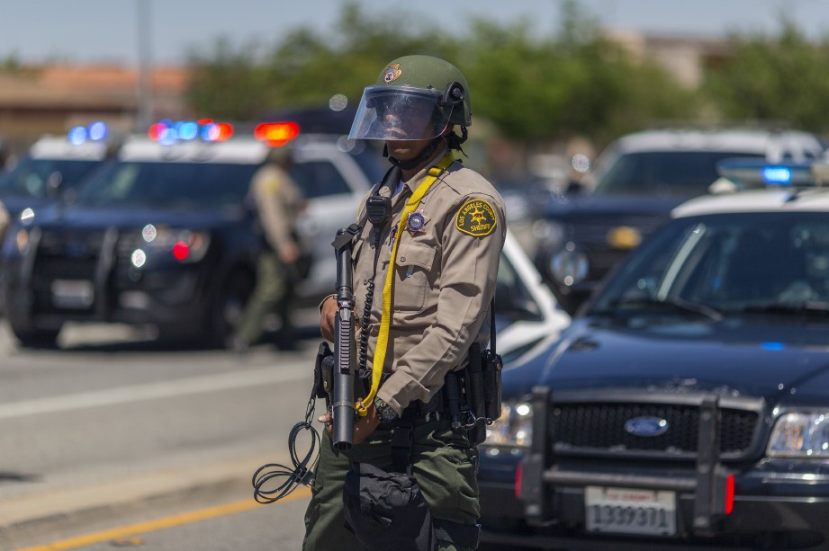 POLIS mengawal peserta demonstrasi di Palmdale, California. FOTO AFP 