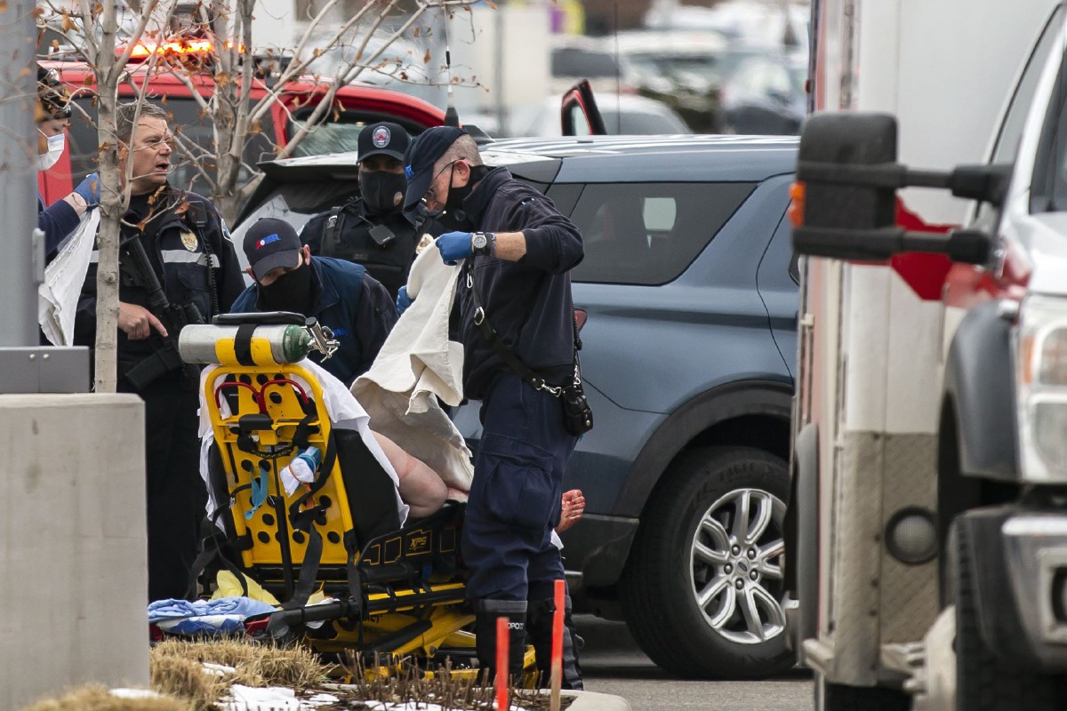 Pasukan perubatan memberi bantuan kepada mangsa tembakan rambang di sebuah pasar raya di Boulder, Colorado, Amerika Syarikat. Foto AFP 