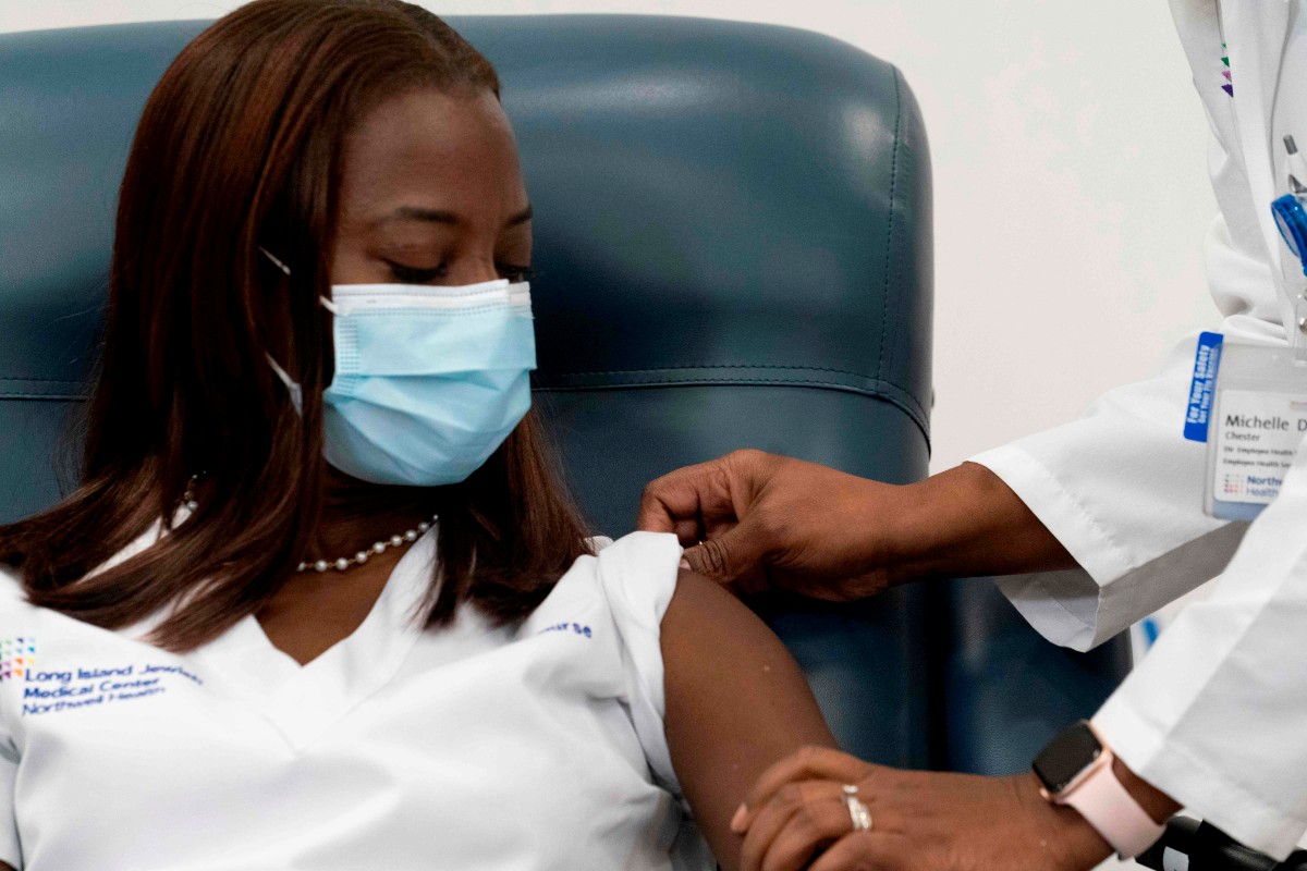 SANDRA Lindsay ketika bersedia untuk menerima suntikan vaksin Pfizer-BioNTech. FOTO AFP