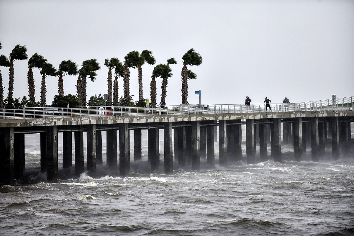 HUJAN lebat dan angin kencang di St Petersburg, Florida. FOTO AFP
