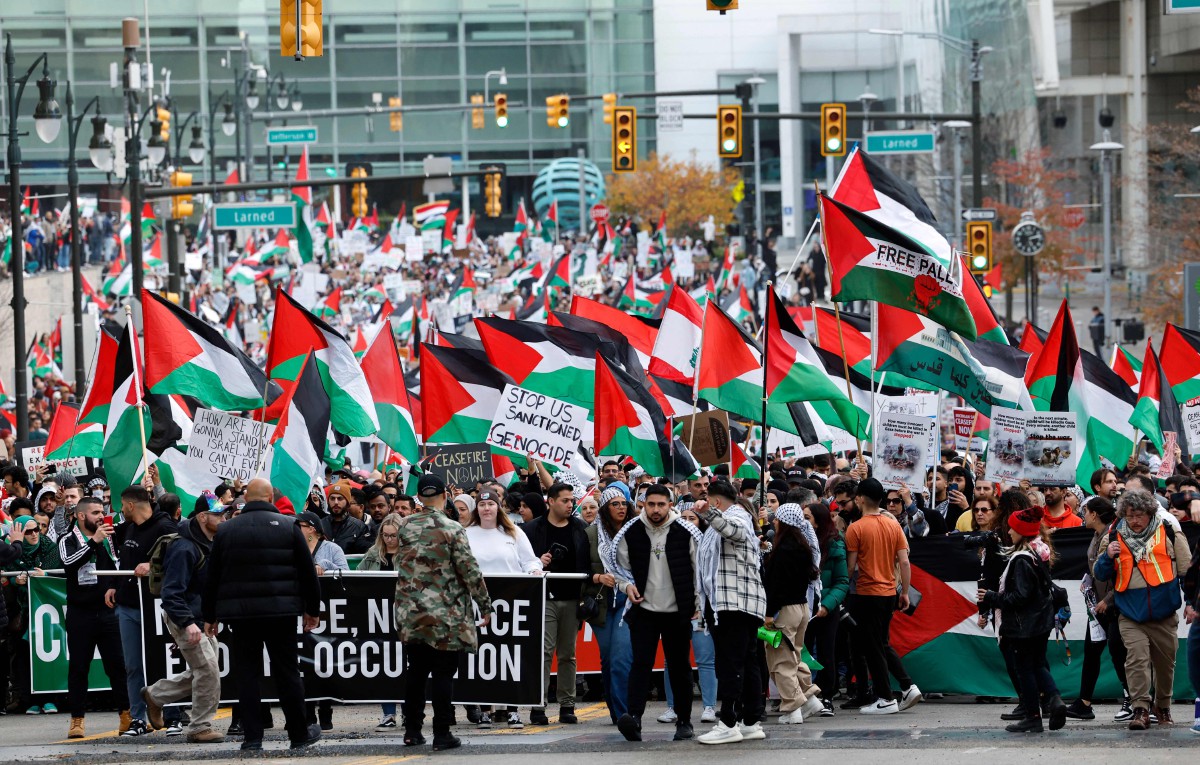 Ribuan orang berarak di Washington Boulevard di pusat bandar Detroit, Michigan untuk menyeru gencatan senjata dan menyuarakan sokongan mereka untuk perjuangan Palestin pada 28 Oktober 2023. FOTO AFP