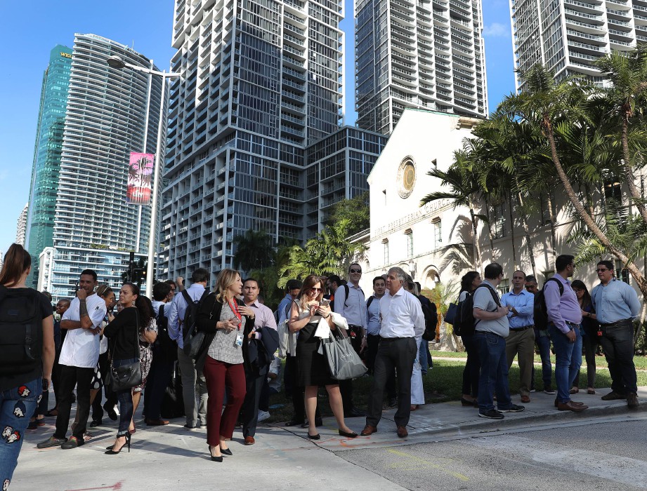 PEKERJA mengosongkan bangunan selepas gegaran turut dirasai di Miami, Florida, Amerika Syarikat. FOTO AFP 