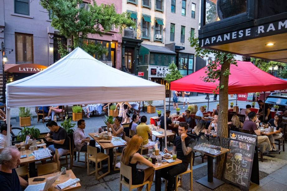 ORANG ramai menikmati makanan di bahagian luar restoran di New York. FOTO AFP 