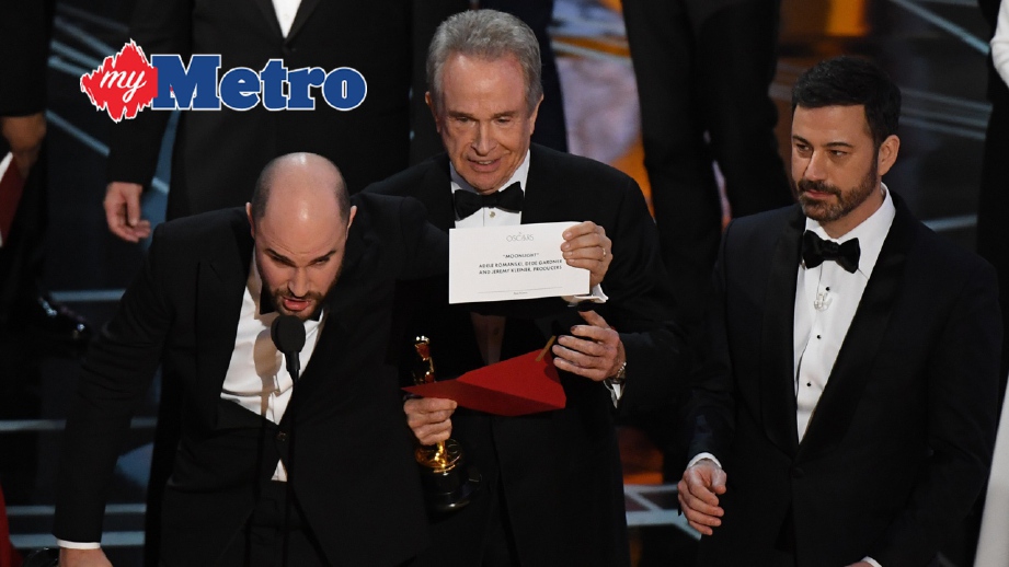 Produser Jordan Horowitz (kiri) mengumumkan Moonlight sebagai Filem Terbaik disaksikan Warren Beatty (tengah) dan pengacara Jimmy Kimmel. FOTO AFP 