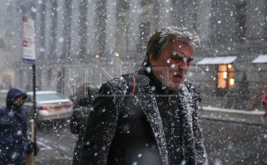 ORANG ramai meredah salji ketika berlaku fenomena Polar Vortex di Amerika Syarikat. FOTO AFP