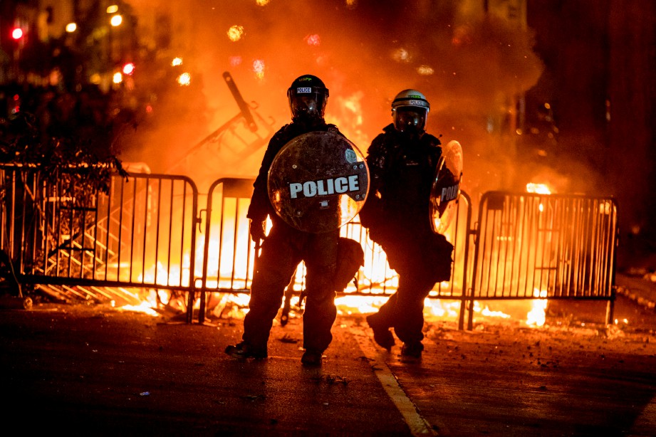 POLIS mengawal keadaan berhampiran White House. FOTO AFP 