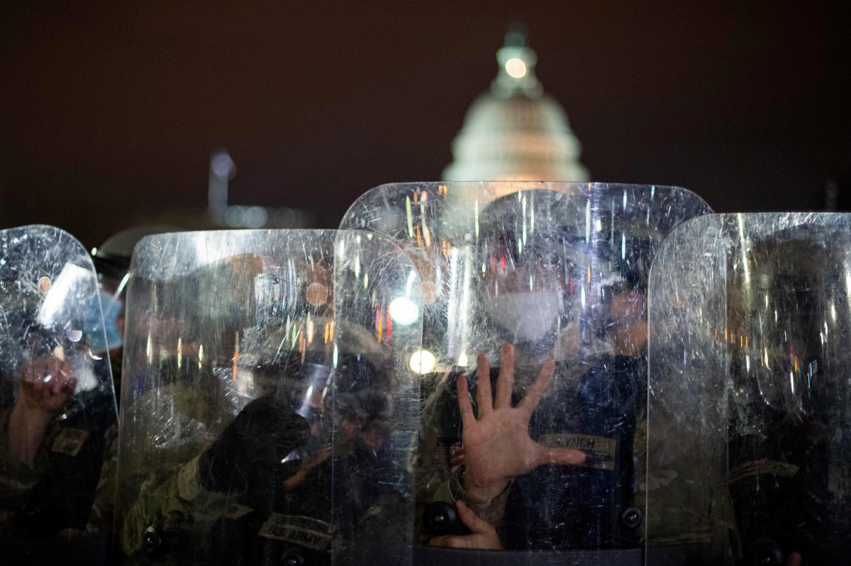 Pasukan keselamatan berkawal di bangunan Capitol, Washington. Foto AFP 