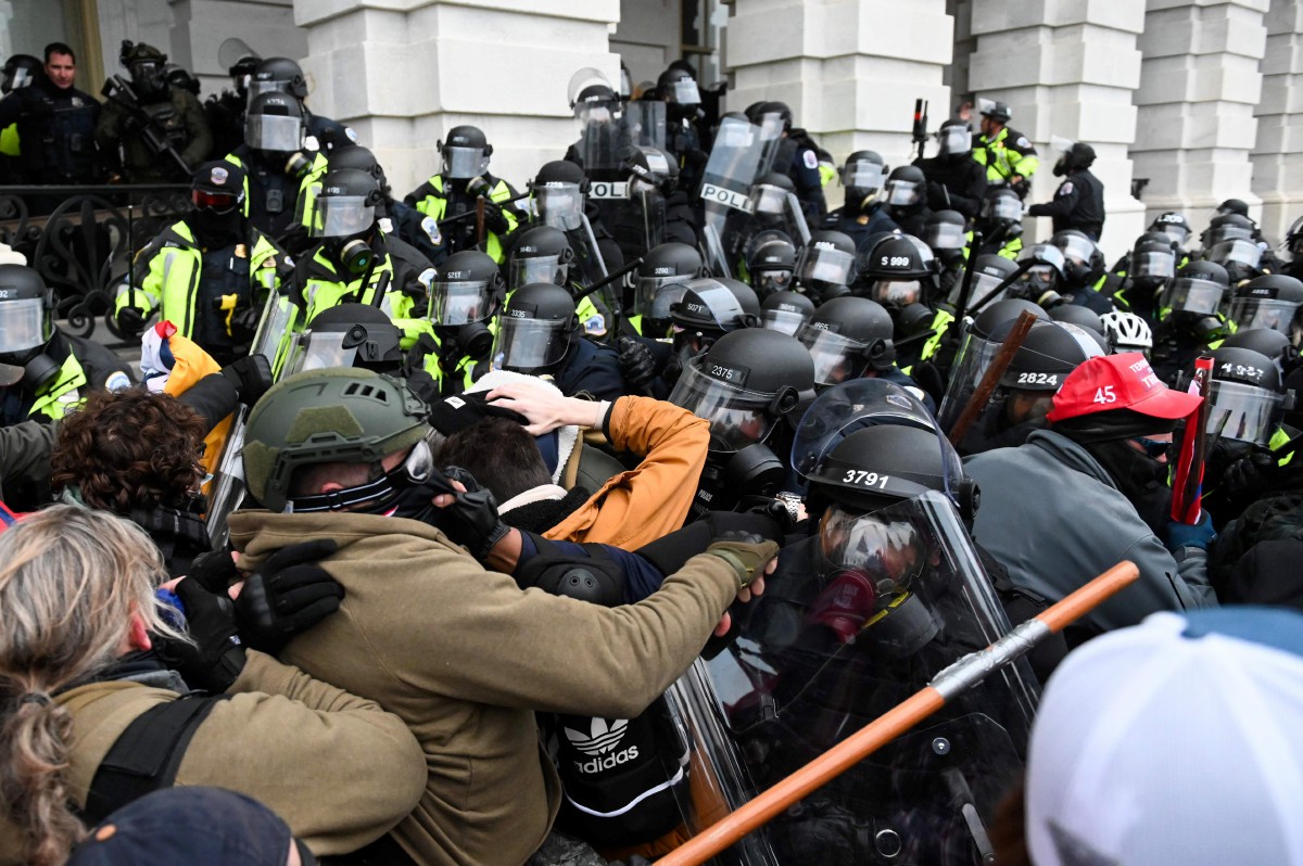 Pasukan polis menyekat penunjuk perasaan yang menyerbu bangunan Capitol di Washington, Amerika Syarikat. Foto AFP 