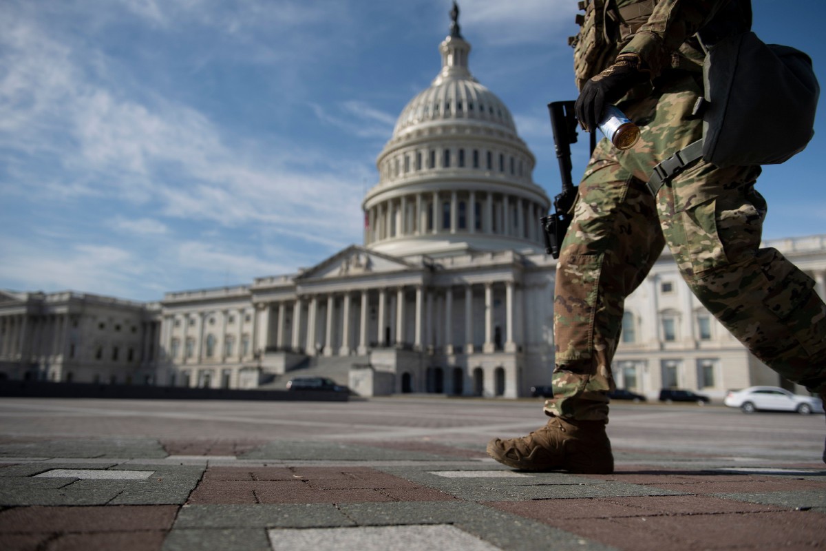 Anggota pasukan keselamatan mengawal Capitol Hill tempat berlangsungnya perbicaraan membabitkan bekas Presiden AS, Donald Trump. FOTO AFP