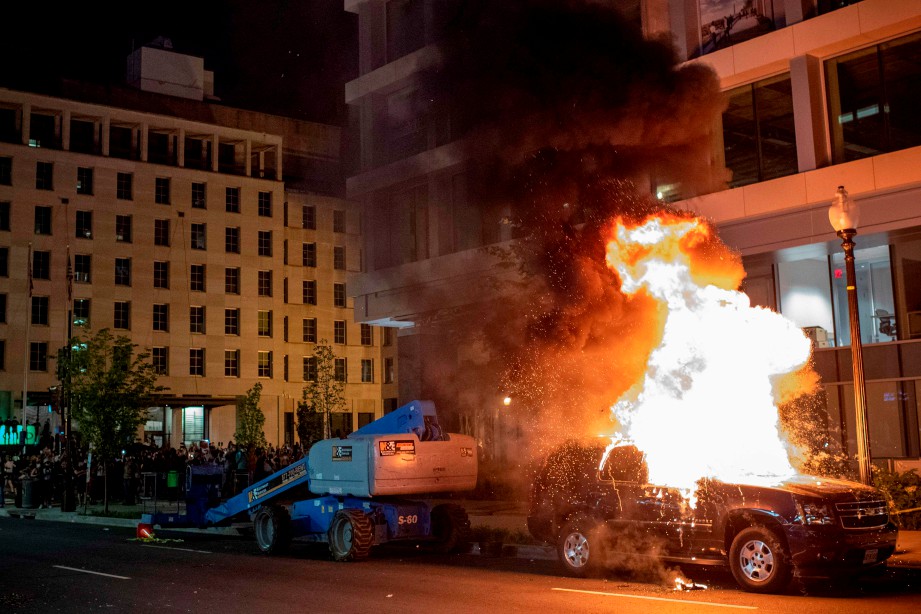 SEBUAH kereta dibakar dalam rusuhan kematian George Floyd di Washington. FOTO AFP 