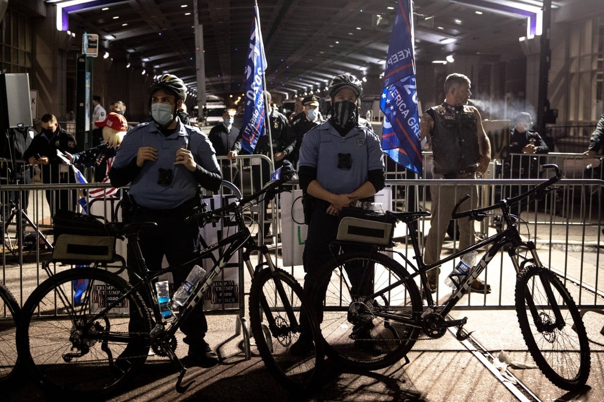POLIS mengawal penyokong yang menyertai demonstrasi di luar Pusat Konvensyen Philadelphia, Pennsylvania. FOTO AFP 