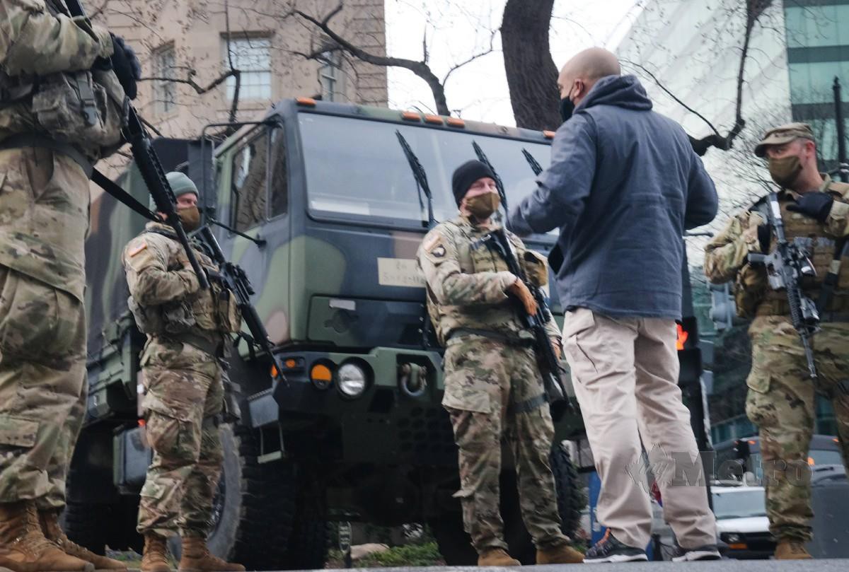 Anggota Pengawal Kebangsaan AS melakukan kawalan keselamatan di kawasan bangunan Capitol AS. FOTO AFP