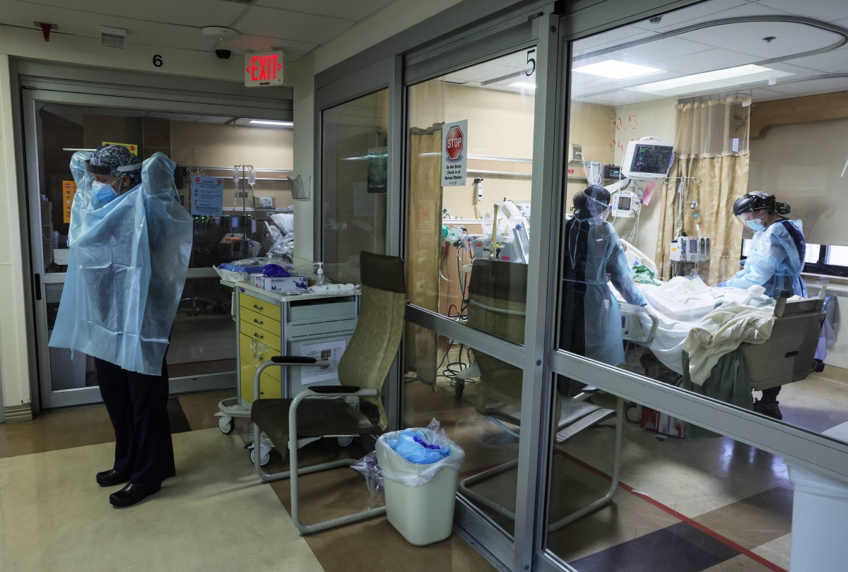 SEORANG pesakit Covid-19 di unit rawatan rapi sebuah hospital di AS. FOTO EPA