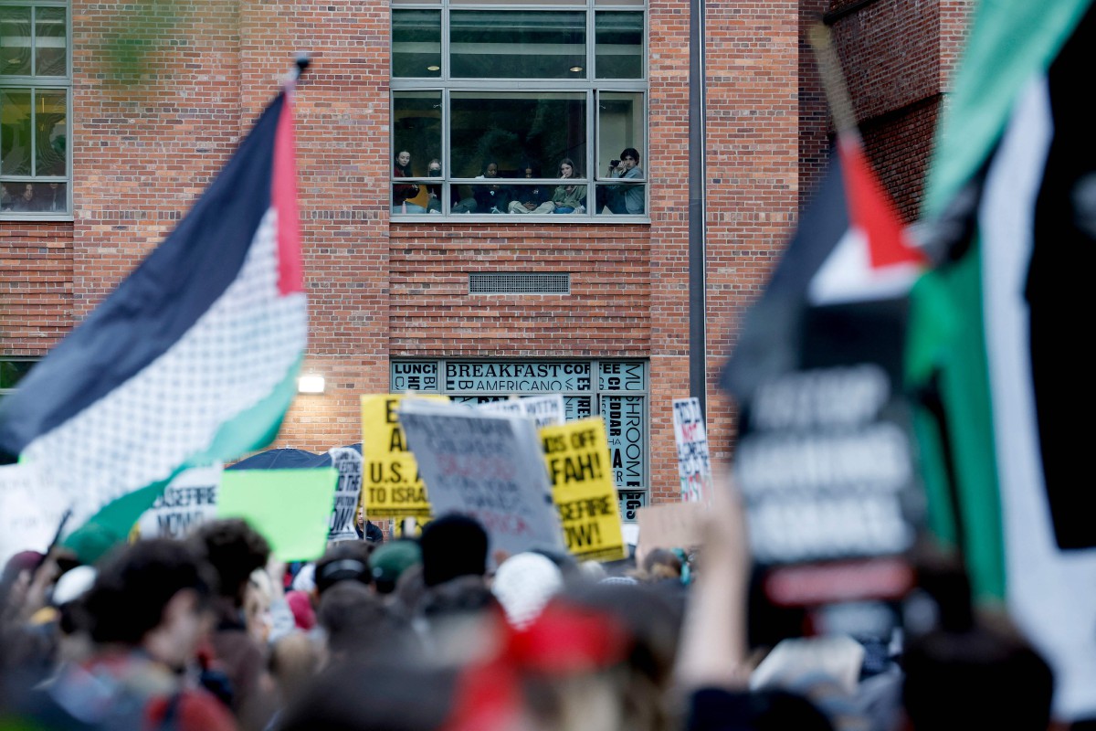 PROTES pelajar yang menyokong Palestin di Universiti George Washington di Amerika Syarikat (gambar hiasan). FOTO AFP 