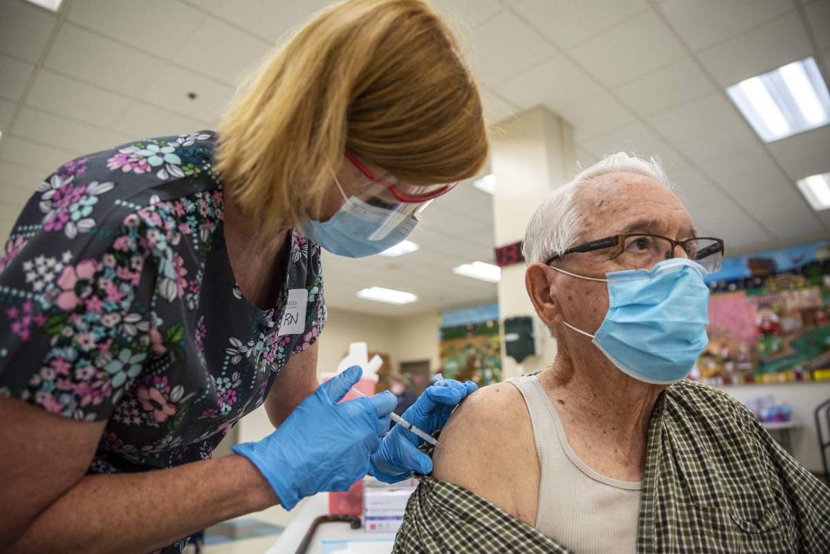 INDIVIDU menerima suntikan vaksin Covid-19 Moderna di  San Antonio, Texas, Amerika Syarikat. FOTO AFP 