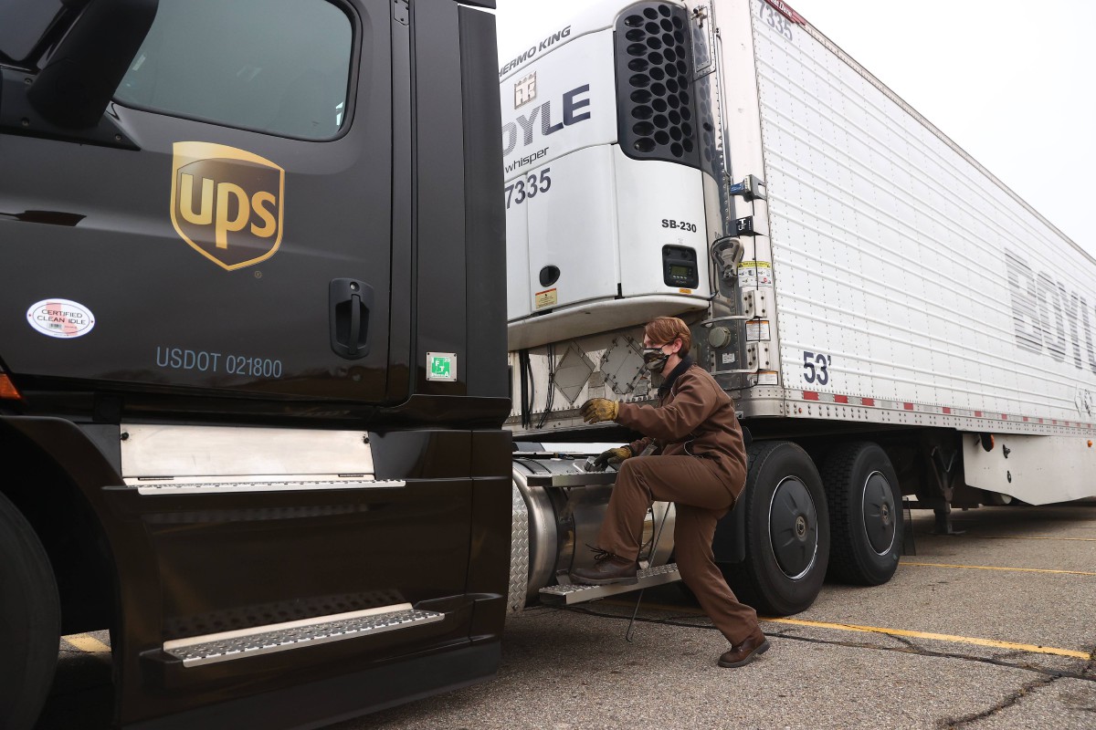 Trak Syarikat perkhidmatan cepat, UPS dihantar ke fasiliti menempatkan vaksin Covid-19 Pfizer/BioNtech di Kalamazoo, Michigan. FOTO AFP