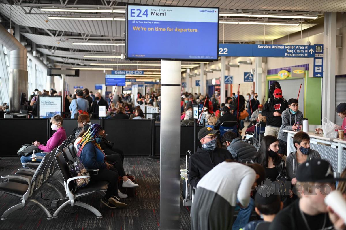 PENGEMBARA menunggu penerbangan masing-masing di Lapangan Terbang Antarabangsa St Louis Lambert, Missouri. Gambar sekadar hiasan. FOTO AFP