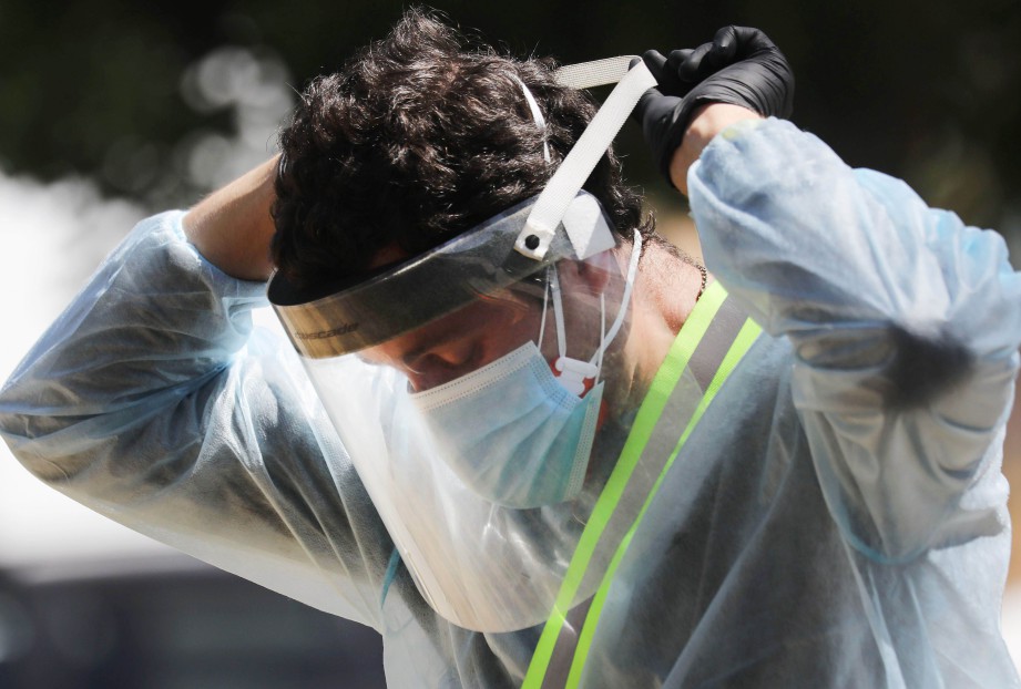 KAKITANGAN perubatan menjalankan ujian saringan di Lincoln Park, Los Angeles, California. FOTO AFP 