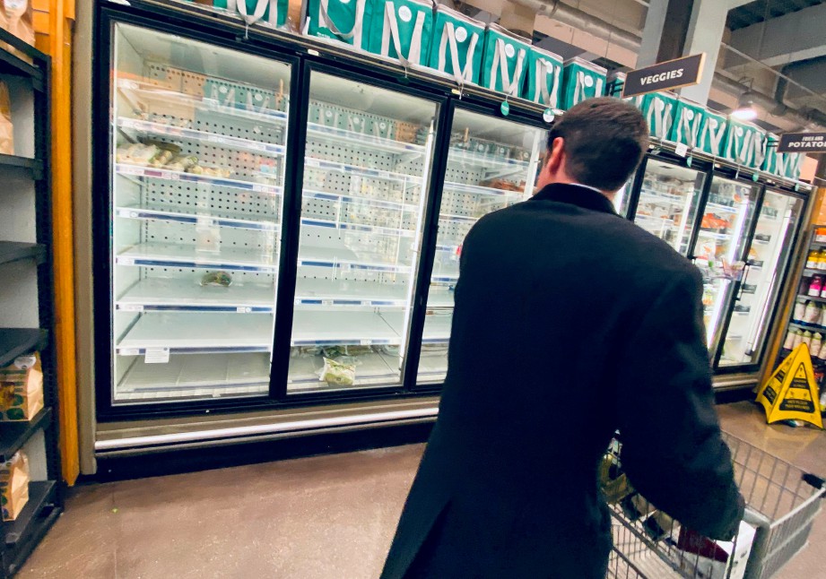 LELAKI melihat bahagian makanan sejuk beku yang sudah kosong di sebuah pasar raya selepas rakyat AS mula membeli stok makanan. Ia susulan penularan Covid-19. FOTO AFP 