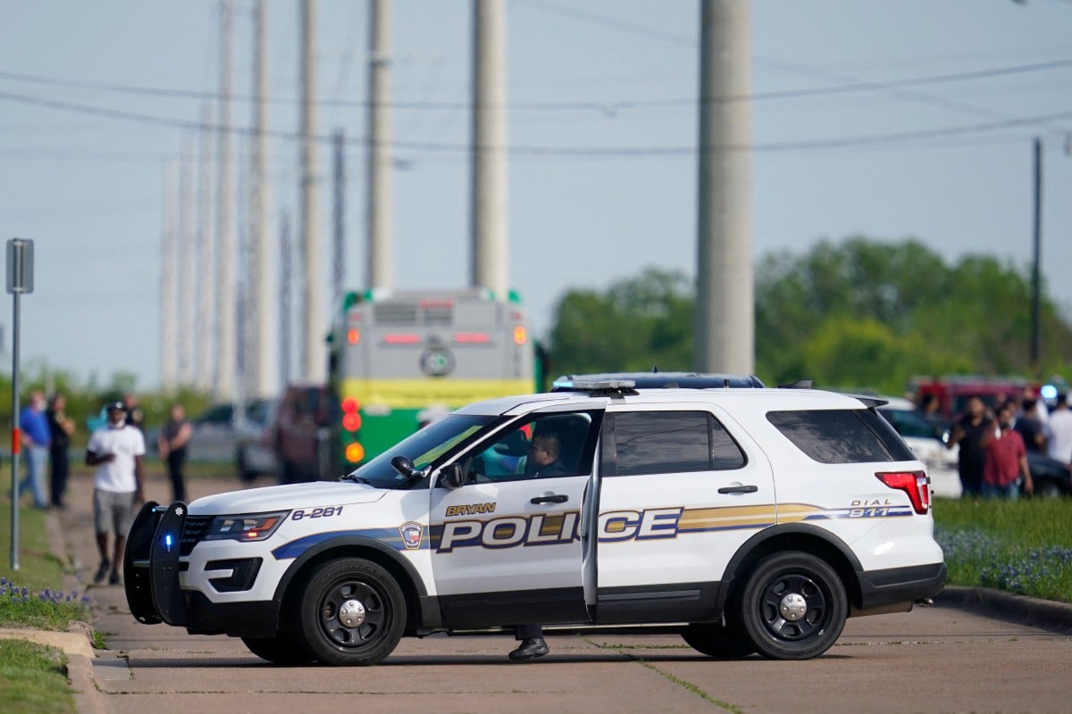 POLIS mengawal keadaan di lokasi tembakan di Bryan, Texas. FOTO AFP 
