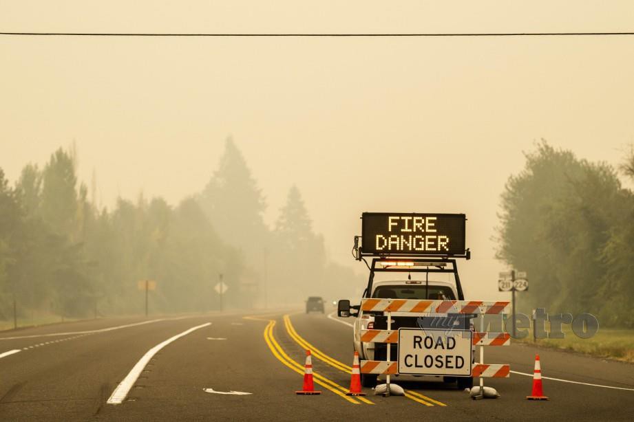 Pihak berkuasa terpaksa memasang papan tanda elektronik untuk memberi amaran mengenai kebakara hutan di Estacada, Oregon di Amerika Syarikat semalam. Foto AFP 