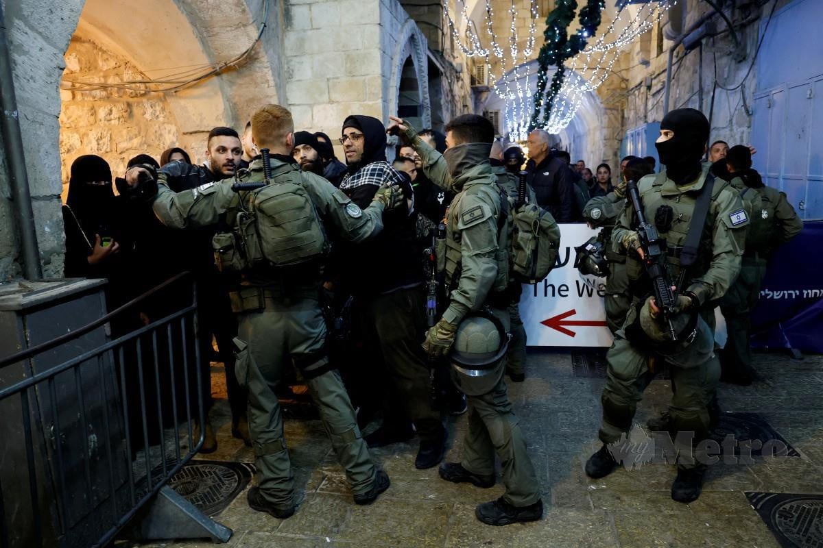 POLIS Israel menceroboh kawasan Masjid al-Aqsa. FOTO Reuters 