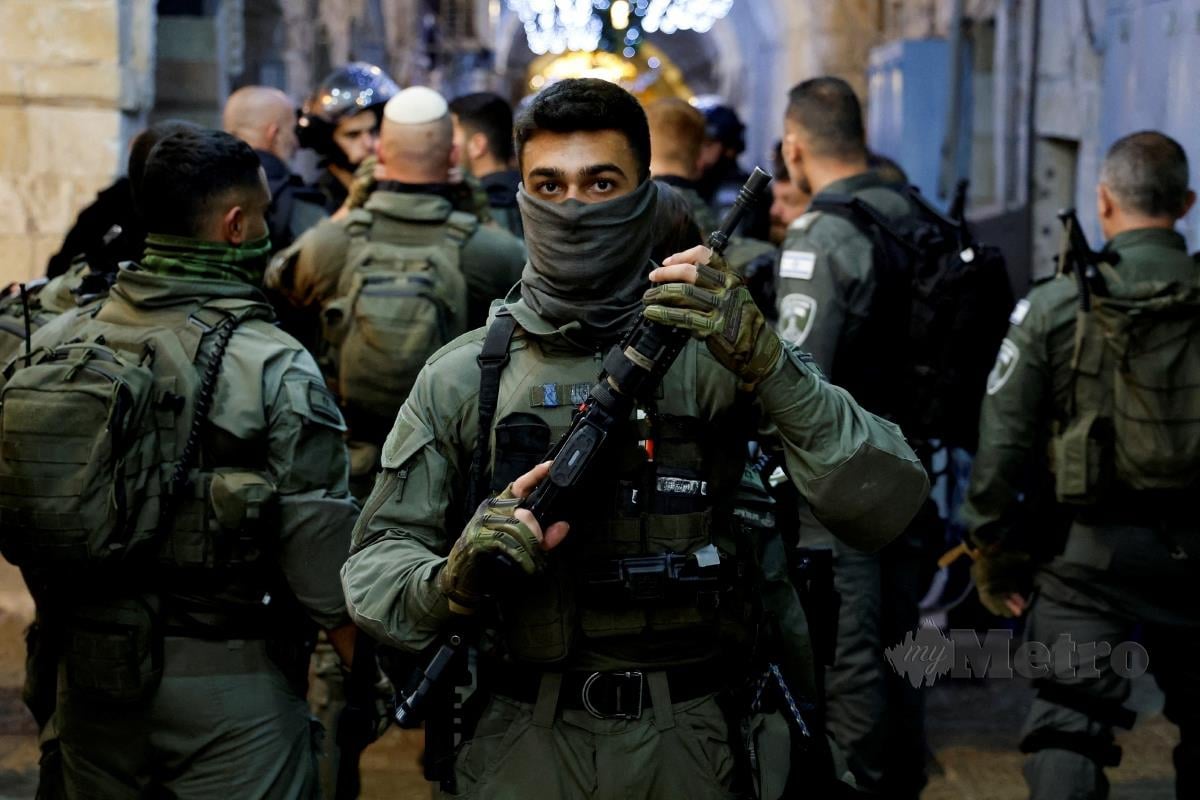 Anggota polis Zionis berhampiran masjid Al-Aqsa. FOTO REUTERS 