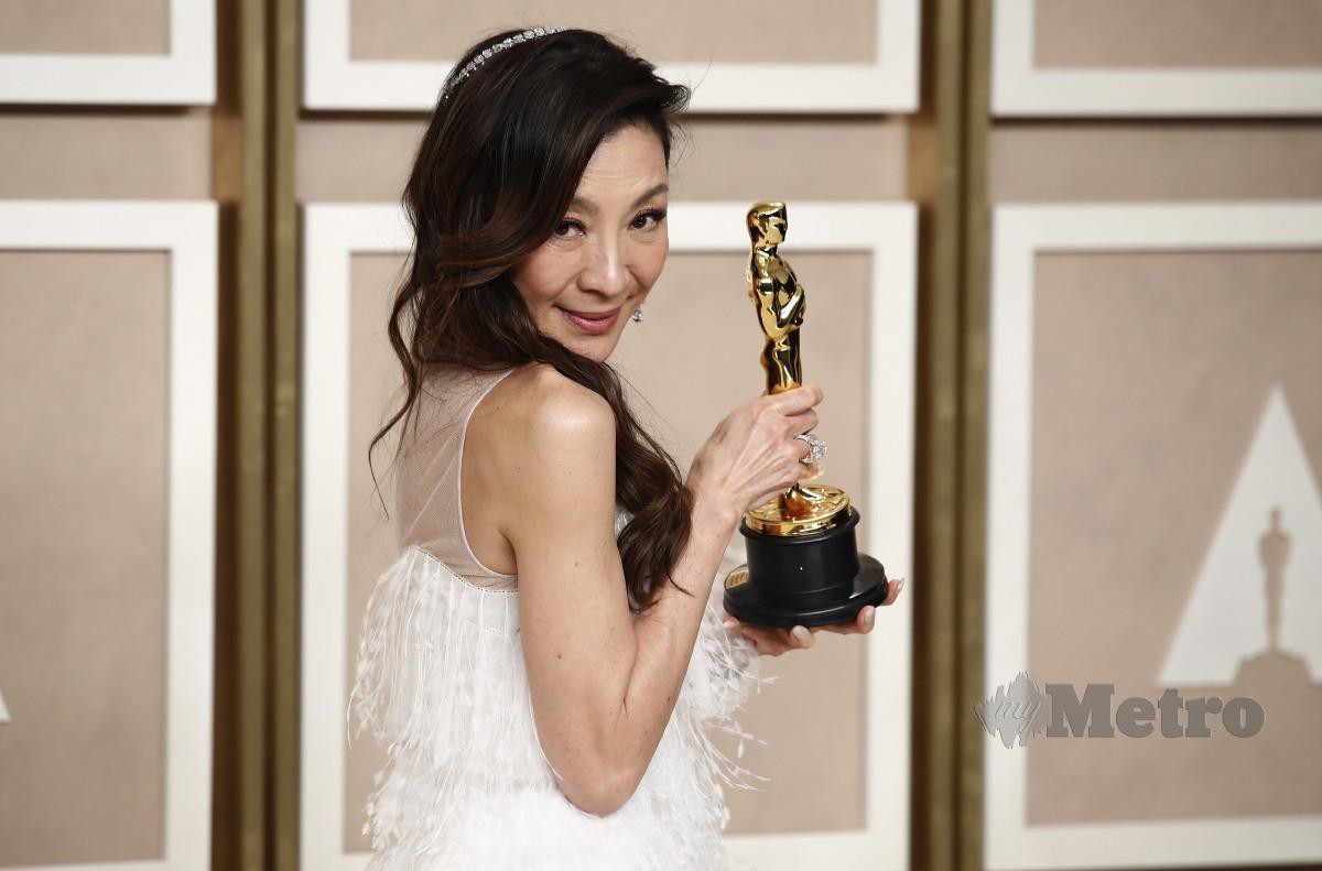 Michelle Yeoh menang kategori Pelakon Wanita Terbaik di Anugerah Academy. FOTO EPA