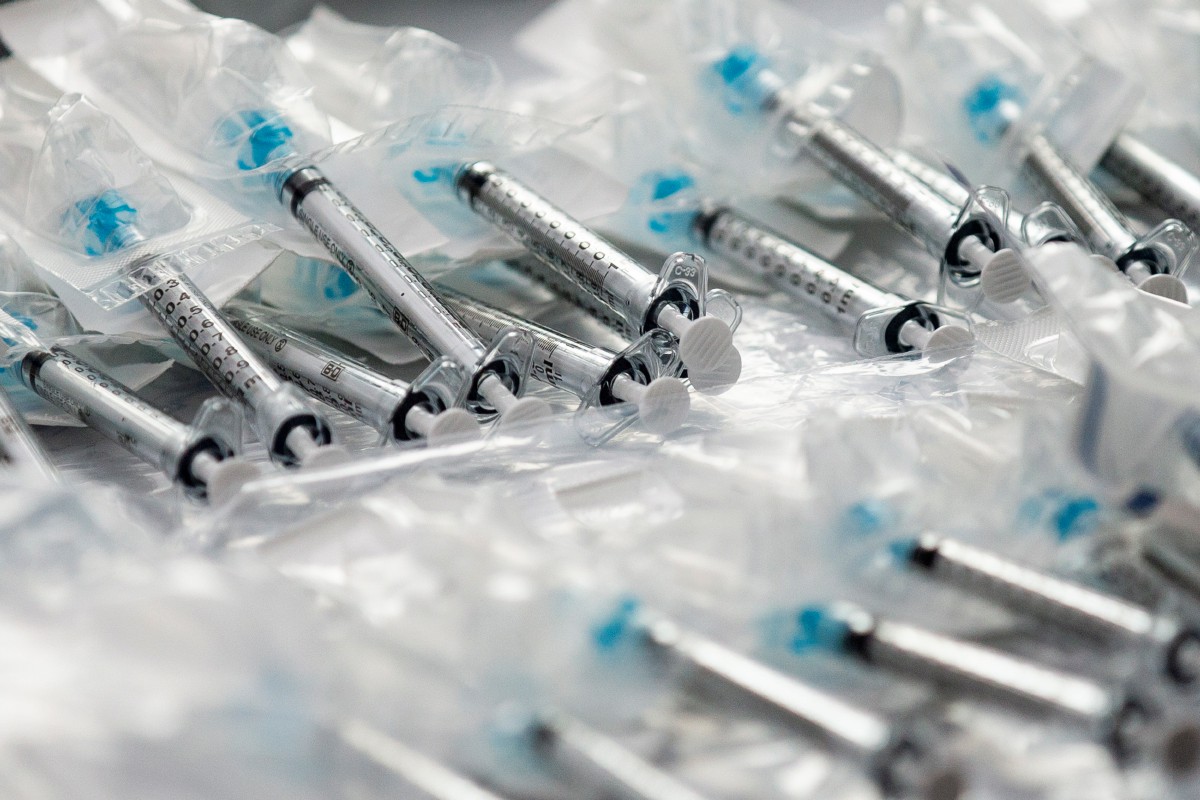 JARUM suntikan disediakan petugas kesihatan untuk menyuntik vaksin Covid-19 Moderna di Amerika Syarikat. FOTO EPA