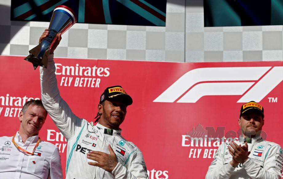 Hamilton menjulang trofi di tempat kedua Grand Prix Amerika Syarikat. FOTO EPA 