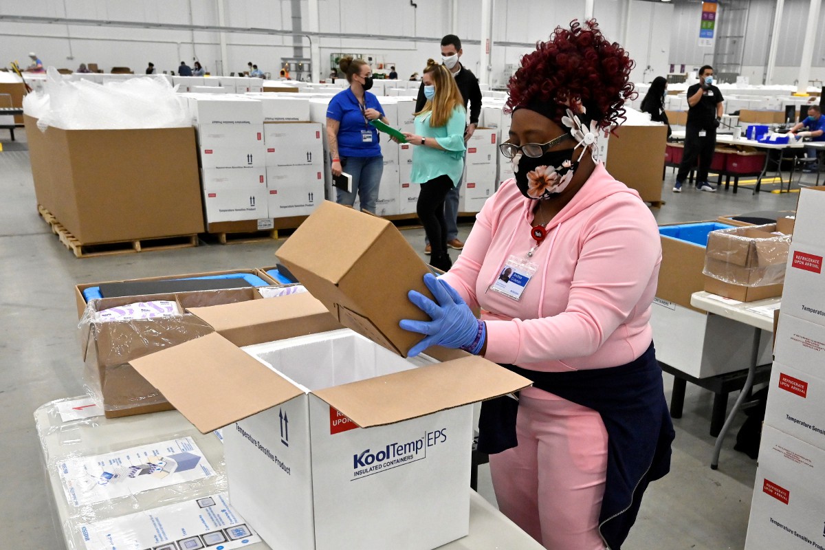 KAKITANGAN membungkus kotak mengandungi vaksin Johnson & Johnson di Shepherdsville, Kentucky, AS. FOTO EPA 
