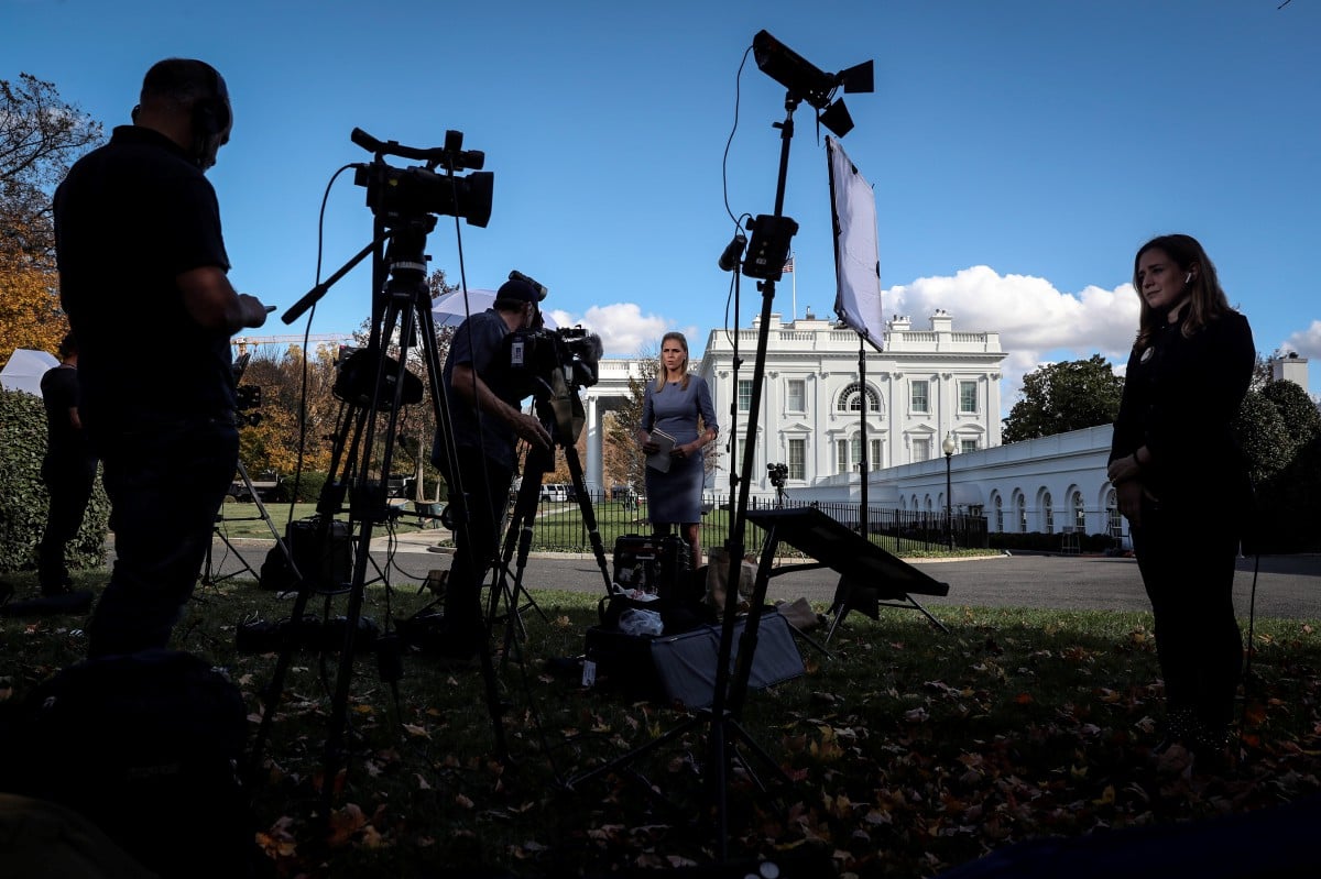 WAKIL media di luar Sayap Barat Rumah Putih. FOTO EPA 