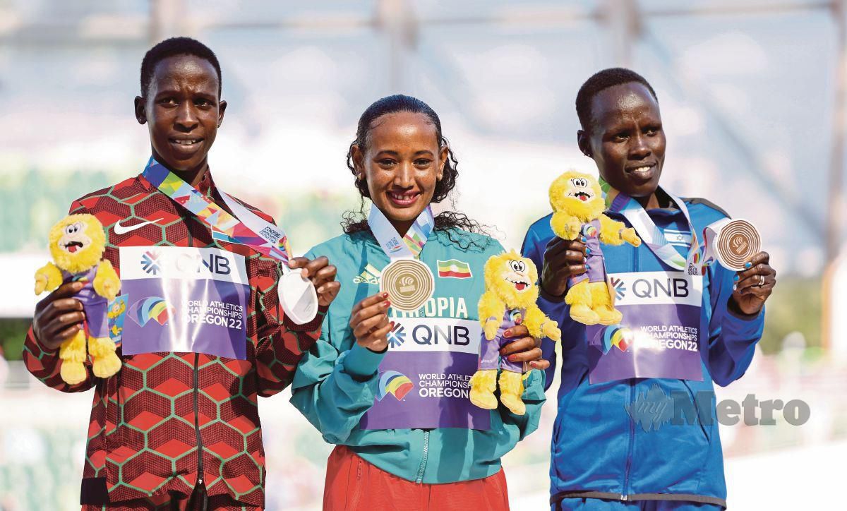 PELARI Ethiopia, Gotytom Gebreslase (tengah) memenangi pingat emas acara maraton wanita manakala Judith Jeptum Korir (kiri) dari Kenya di tempat kedua dan pelari Israel, Lonah Chemtai Salpeter memenangi gangsa. FOTO EPA 