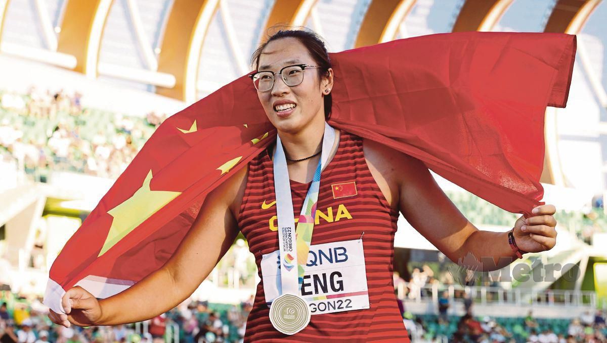 ATLET China, Feng Bin mencipta kejutan memenangi pingat emas acara lempar cakera wanita di Kejohanan Olahraga Dunia, hari ini. FOTO EPA
