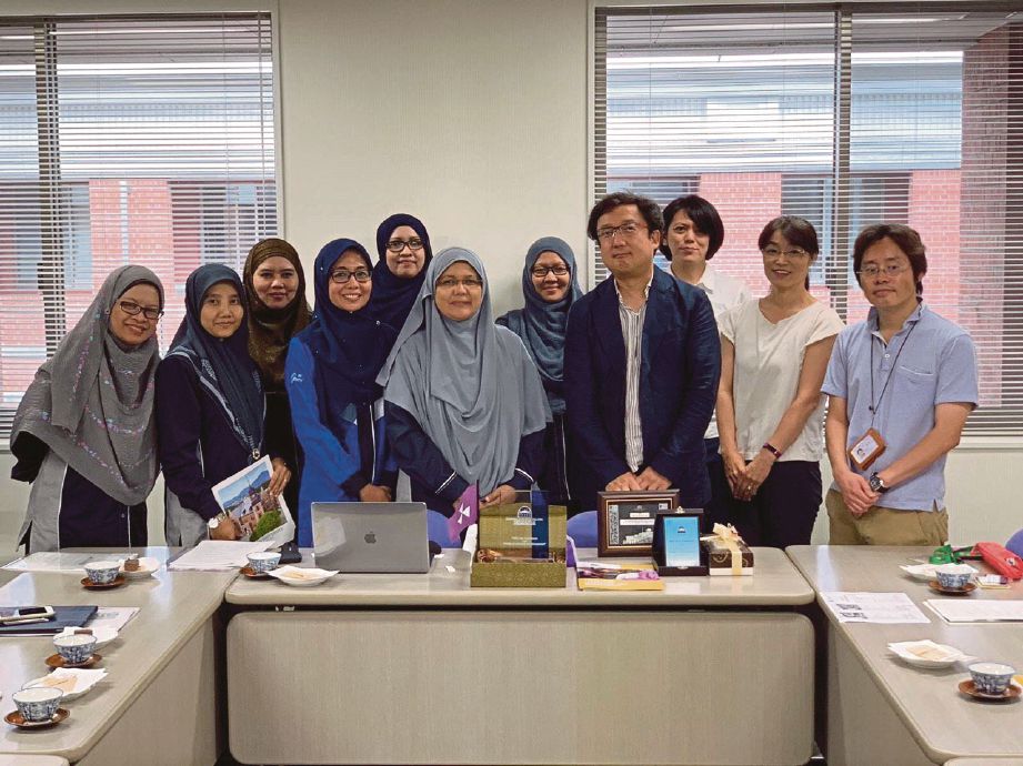 DR Rafidah  (enam dari kiri) bersama wakil delegasi  USIM  mengunjungi pensyarah di Doshisha University. 