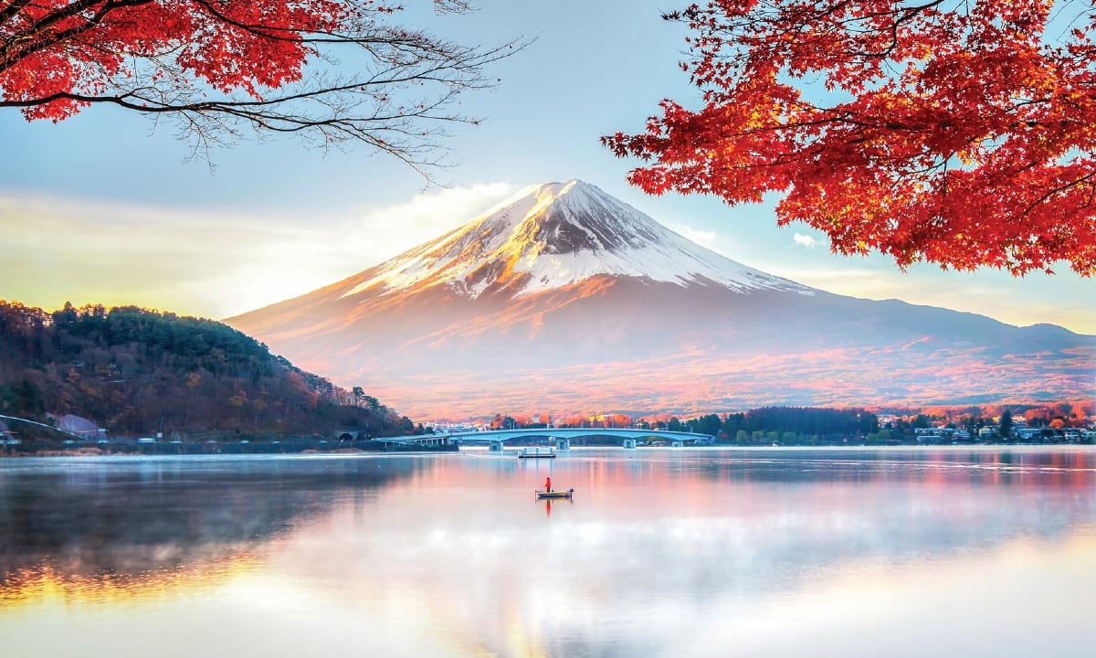 TASIK Kawaguchiko ketika senja pada musim luruh berlatarbelakangkan Gunung Fujiyama menyajikan pemandangan yang amat mengasyikkan.