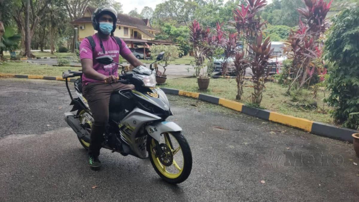 ARVINTRAN  menunggang motosikal selama 12 jam dari Skudai untuk belajar dalam talian secara sempurna di kampus Sintok. FOTO ihsan UUM