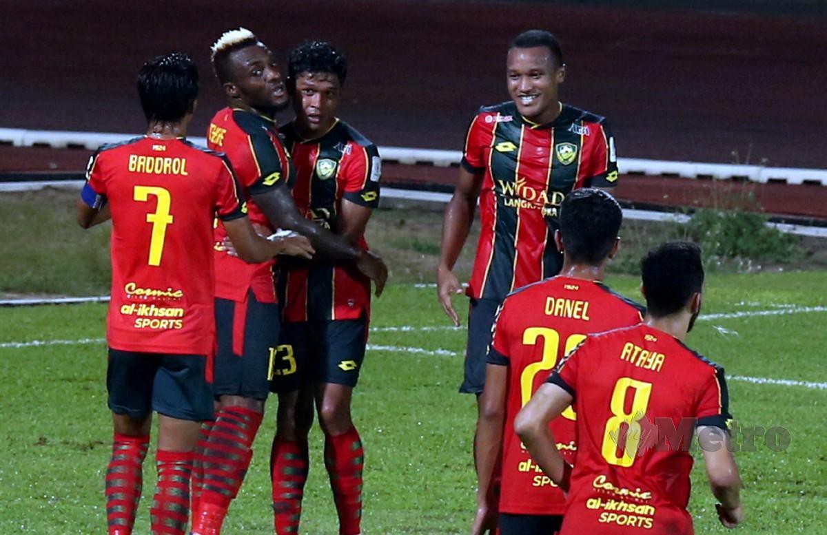 Pemain KDA FC meraikan jaringan Mohd Faizat Mohd Ghazli (tiga dari kiri) ketika menentang UiTM FC pada aksi Liga Super. FOTO Hairul Anuar Rahim