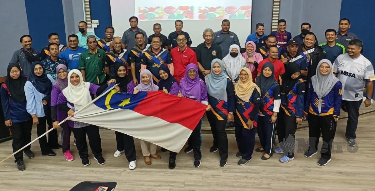 KONTINJEN UiTM Melaka ceria pada majlis penyerahan bendera Karista 2022 sebelum berlepas ke Terengganu. FOTO NAZRI ABU BAKAR