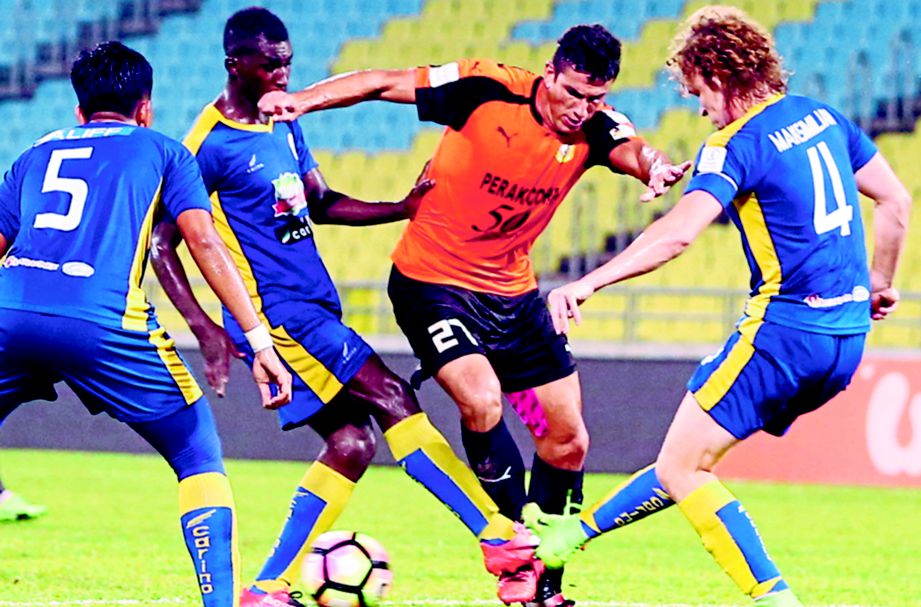 PEMAIN  PKNP FC  Gilberto Valdenesio (dua dari kanan) antara sandaran pasukan. 