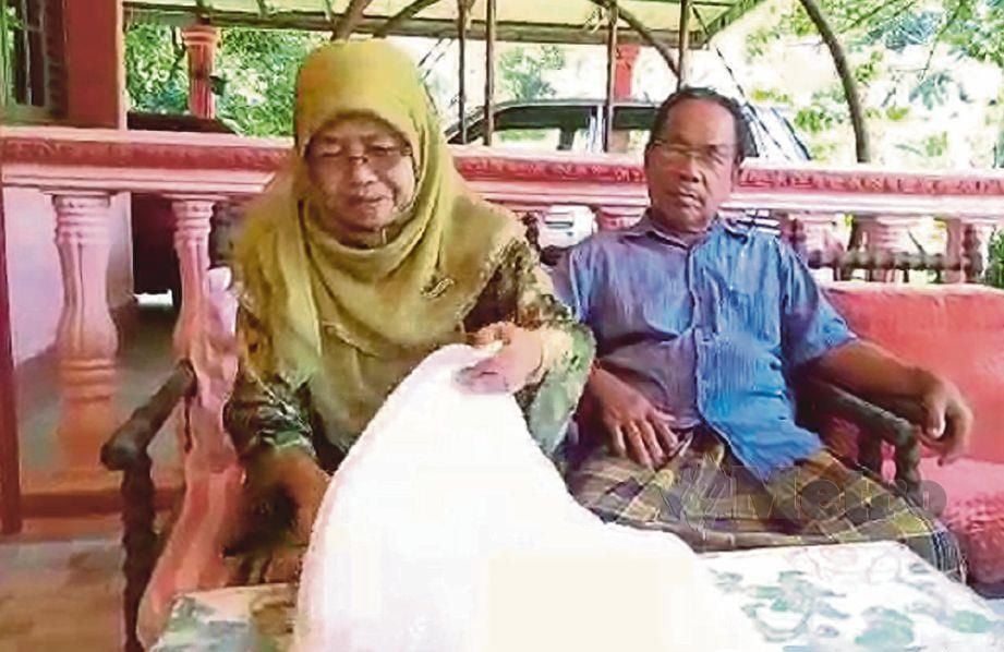 Siti Zainab bersama suaminya, ketika ditemui di rumahnya di Kampung Permatang Piah, Pak Badol. 