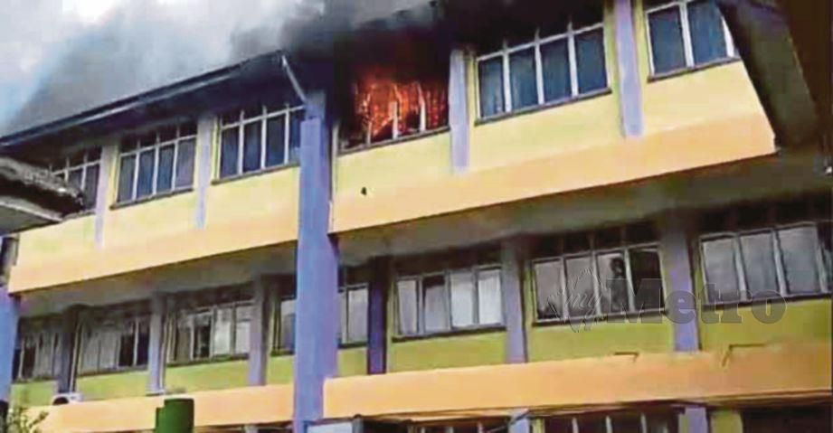 Tiga bilik di sebuah bangunan Sekolah Menengah Kebangsaan (SMK) Pasir Gudang 3, dekat sini, musnah dalam kebakaran kira-kira jam 9.57 pagi tadi. FOTO IHSAN PEMBACA