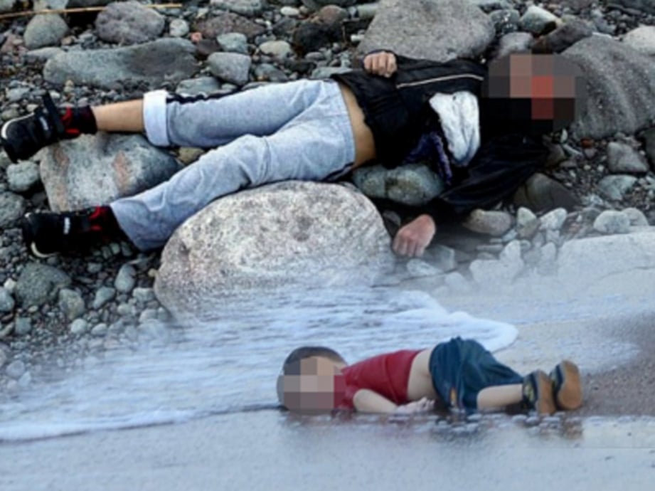 MAYAT kanak-kanak pendatang di pantai Pulau Lesbos (atas). Mayat Alan Kordi ditemui terdampar di pantai Pulau Kos empat tahun lalu (bawah). -Foto Agensi/AFP
