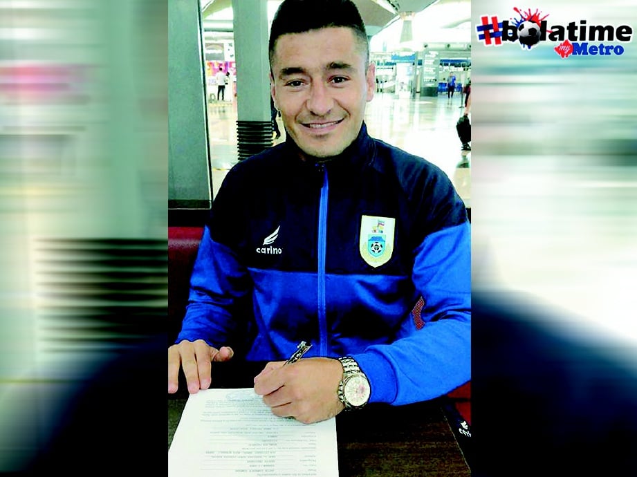 PAUNOVIC menandatangani kontrak SAFA. FOTO/SAFA