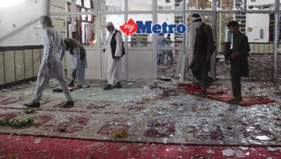 KEADAAN selepas kejadian pembunuh tekad mati di dalam masjid. FOTO/AFP 