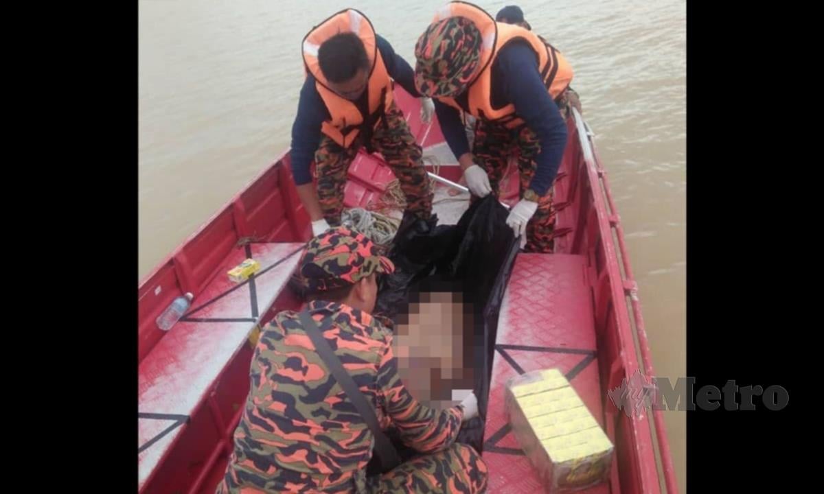 Anggota bomba mengambil mayat remaja yang ditemui di Sungai Batang Paloh, Tanjung Manis, hari ini. FOTO IHSAN JBPM
