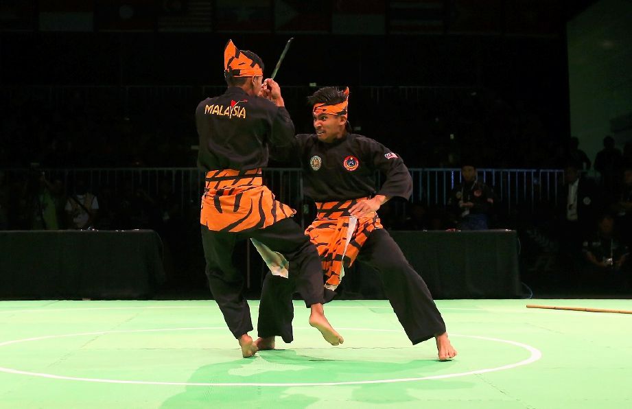 TAQIYUDDIN (kanan) dan Rosli beraksi pada acara ganda putera di Pusat Konvensyen Kuala Lumpur (KLCC). 