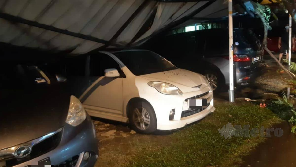 POKOK tumbang yang menghempap bumbung sebuah garaj di Jalan Medan 23, Taman Medan, Petaling Jaya, hari ini. FOTO Ihsan Bomba 