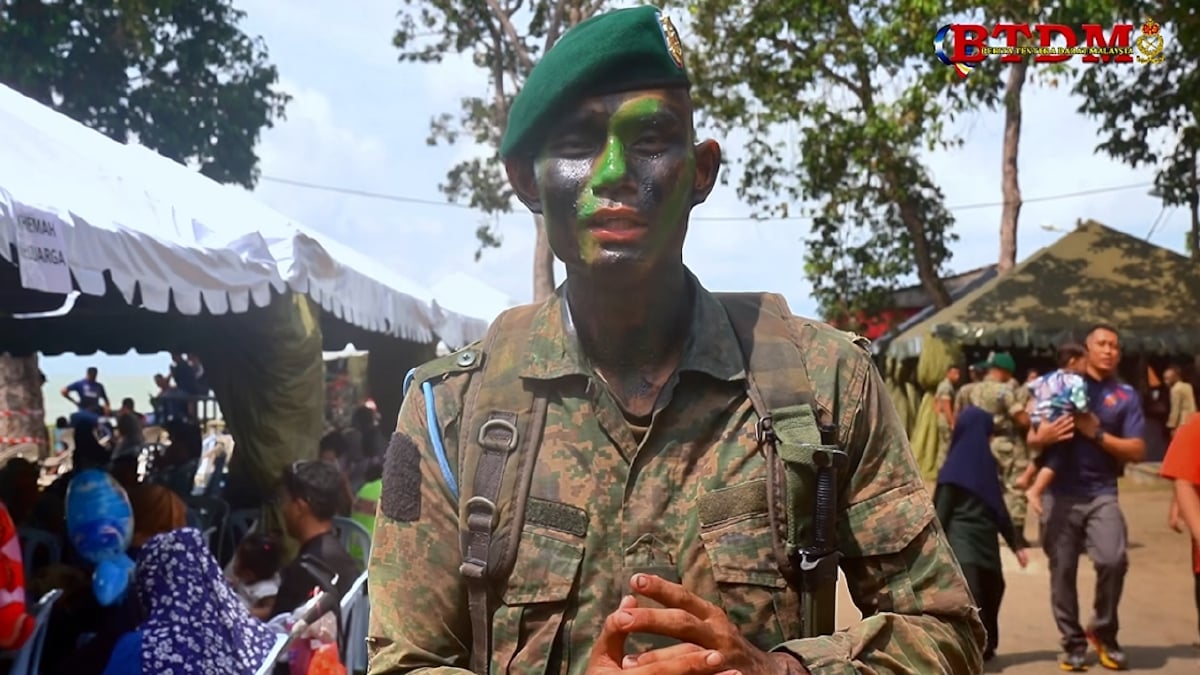 MING Youn dianugerahkan Beret Hijau ketika Perbarisan Tamat Latihan Kursus Asas Komando Siri AK/1/2024. FOTO Facebook Berita Tentera Darat Malaysia