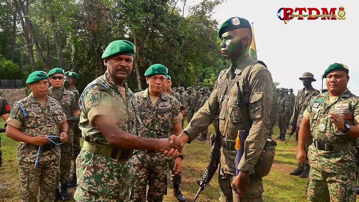 ADI menganugerahkan Beret Hijau kepada Ming Youn. FOTO Facebook Berita Tentera Darat Malaysia